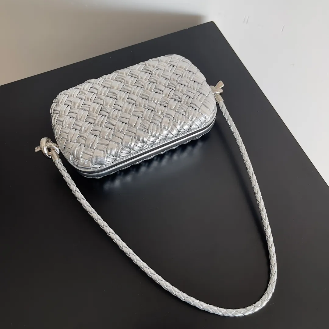 Batch 2100 𝘽𝙤𝙩𝙩𝙚𝙜𝙖 𝙫𝙚𝙣𝙚𝙩𝙖 (Higher version) Original leather ➕ Stainless steel hardware ➕ 24k real gold plating ➕ Fully handmade Jordanian Queen Rania and Princess Iman Knot clutch bag attended the event Real old money A must-have style❤️ The Knot classic is reproduced😌A small belt has been added to carry it on the shoulder🉑A must-have bag for important occasions, making your outfit more attractive✨ It is shipped with a full set of packaging from the factory, welcome to compare Style number: 717623 Size: 20.5*6*12.5